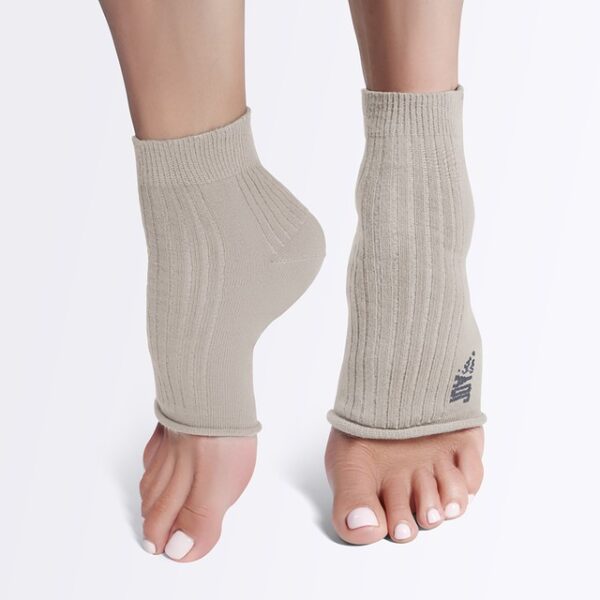 Skarpetki do jogi JOY IN ME – ON/OFF the mat socks (Sandy Beige) Rękawiczki i skarpetki