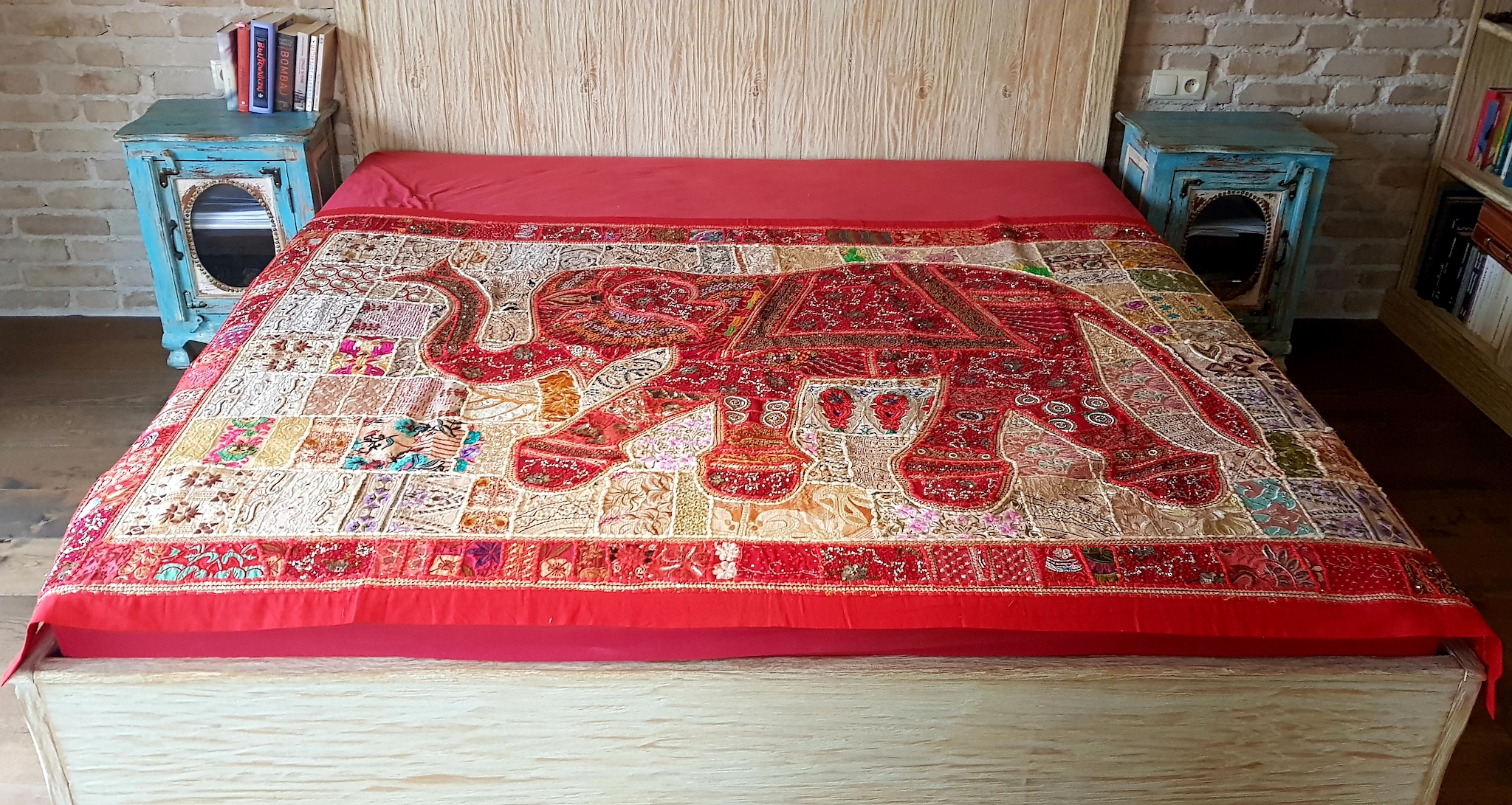 Vintage czerwona indyjska narzuta na łóżko