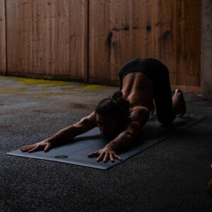 Mata do jogi antypoślizgowa MOONHOLI – PRO STICKY ILLUMINATION BLACK 4mm Maty do jogi kauczukowe