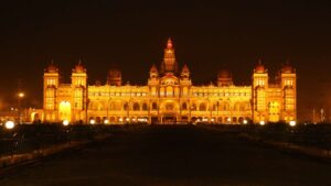Mysore pałac w nocy podświetlony