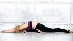 Yin Yoga - Elementem charakterystycznym jest "zgięta noga" podczas leżenia 