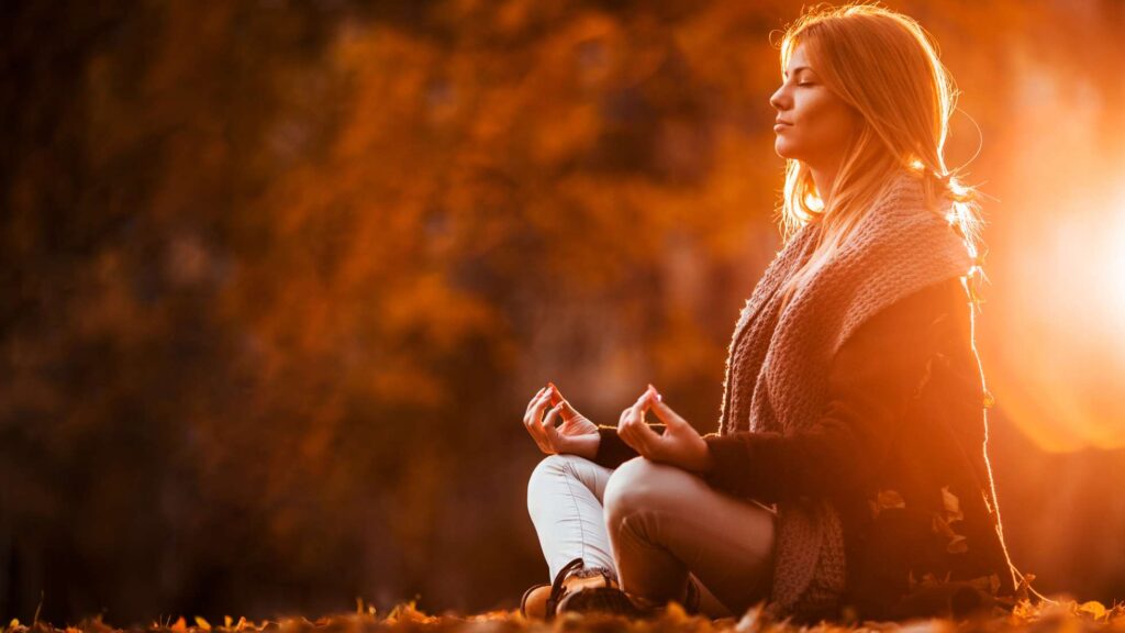 Jesienne medytacje w rytmie jogi. Odżywiaj ciało i umysł zdrowymi jesiennym smoothie i głębokim wewnętrznym spokojem