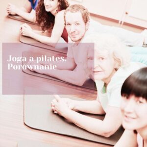 Joga a pilates zdjęcie ilustracyjne wpisu przedstawia grupę osób na matach do ćwiczeń